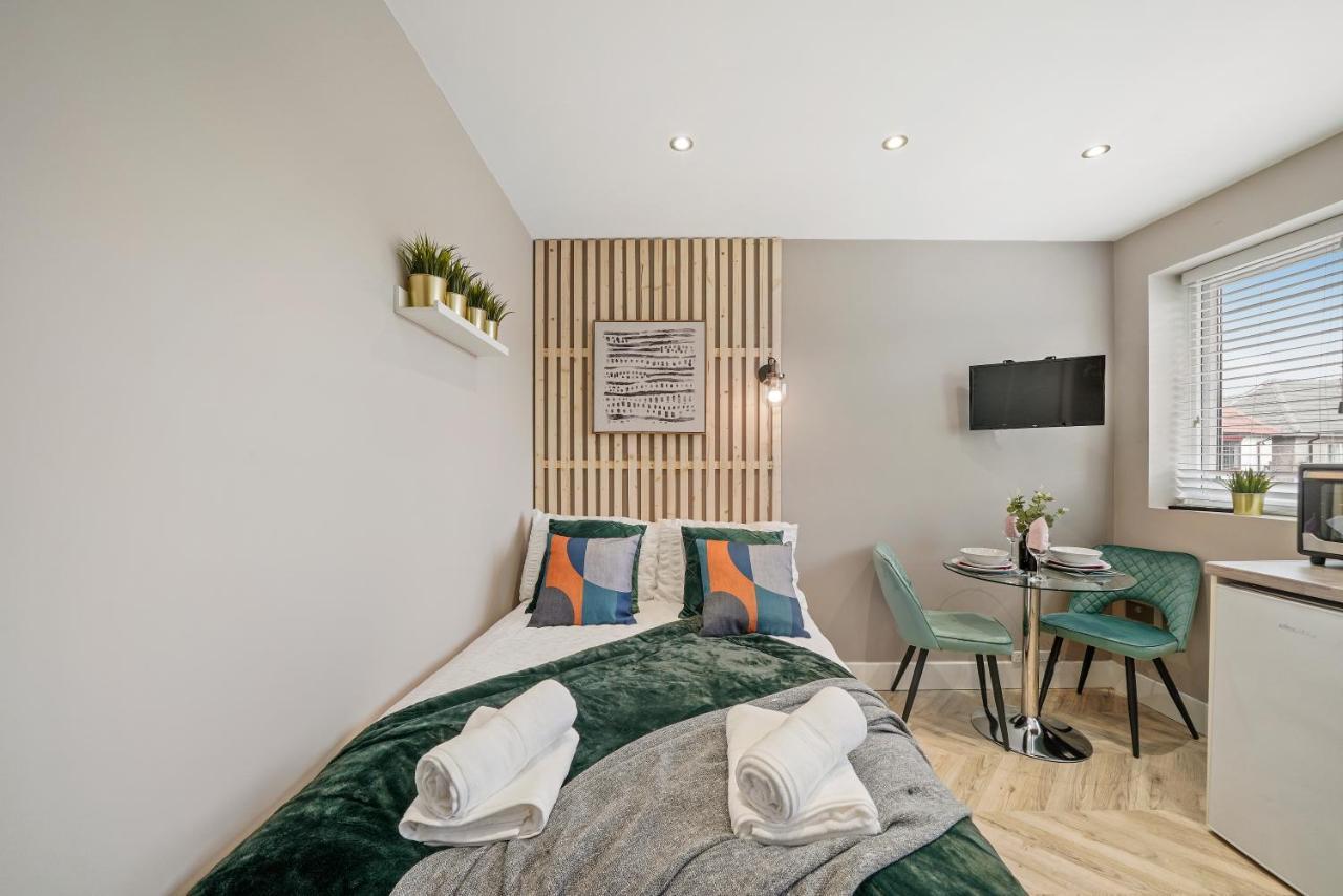 Cosy Heathrow Studios - Parking - Garden ลอนดอน ภายนอก รูปภาพ