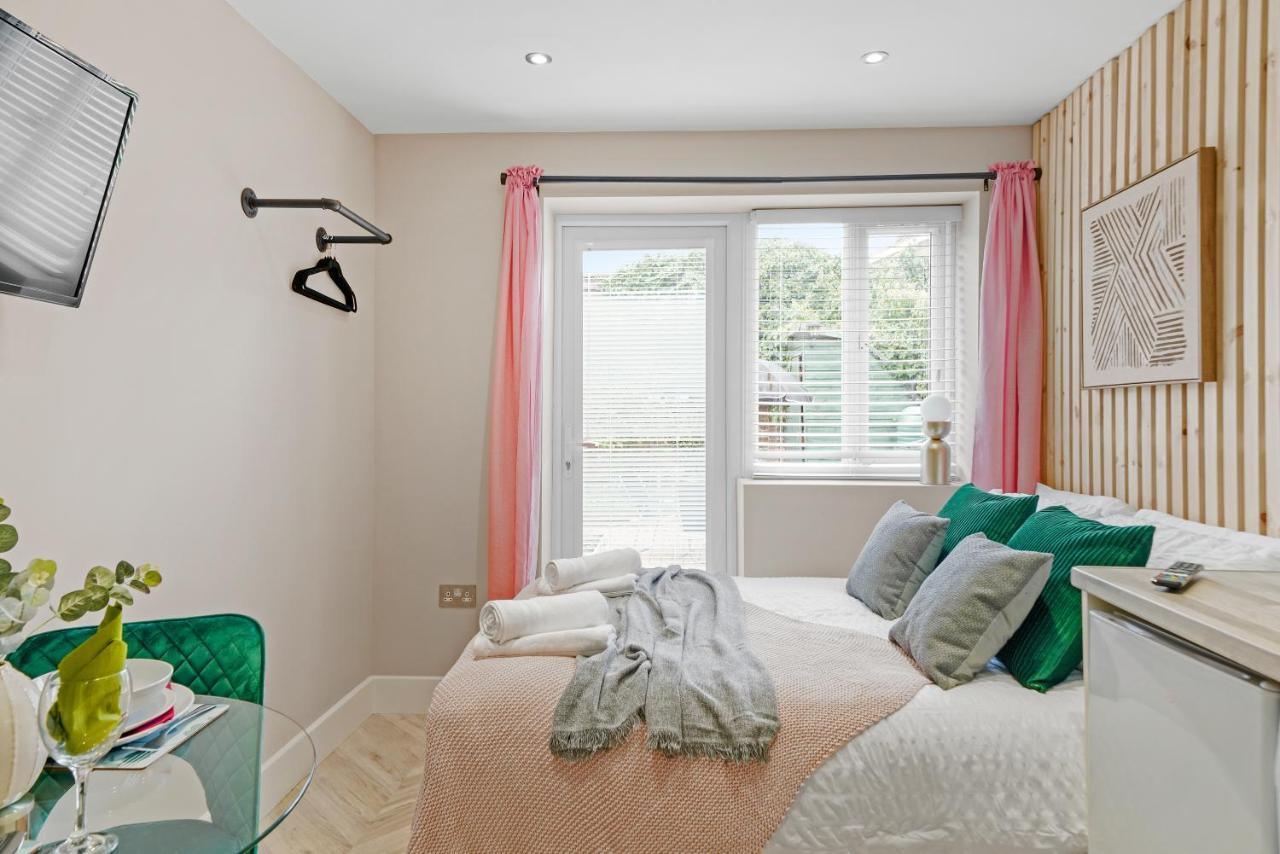 Cosy Heathrow Studios - Parking - Garden ลอนดอน ภายนอก รูปภาพ