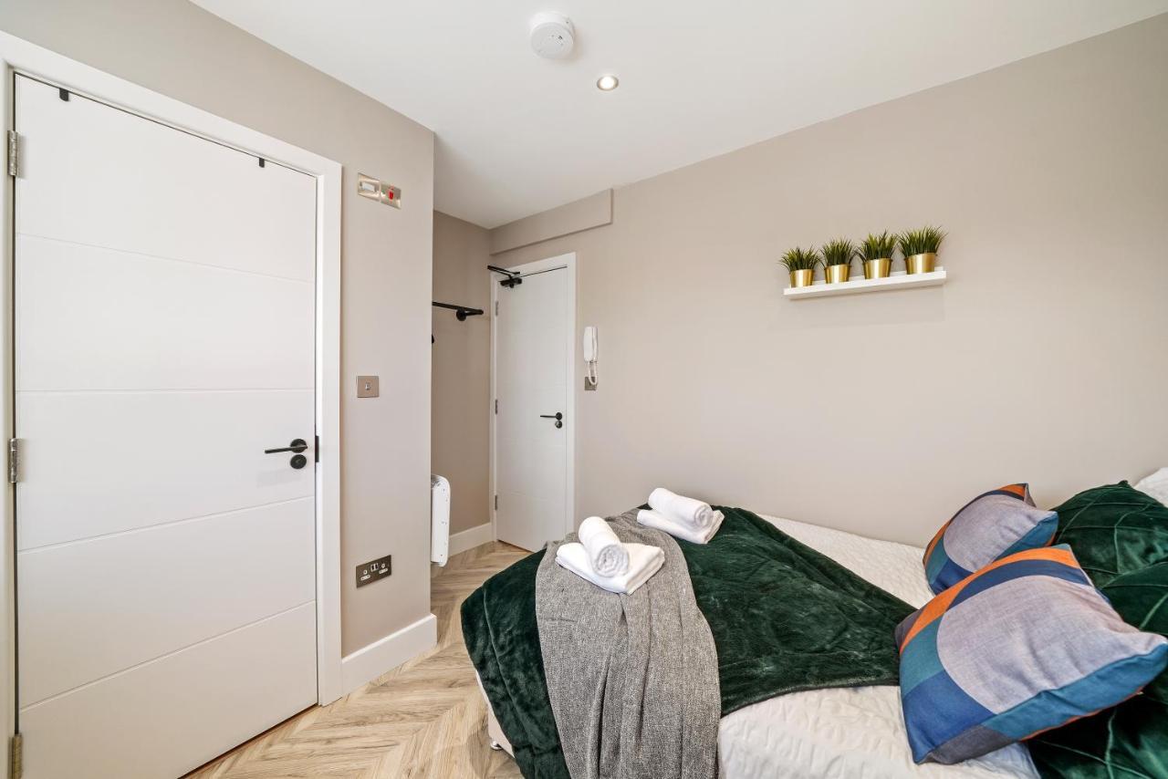 Cosy Heathrow Studios - Parking - Garden ลอนดอน ภายนอก รูปภาพ