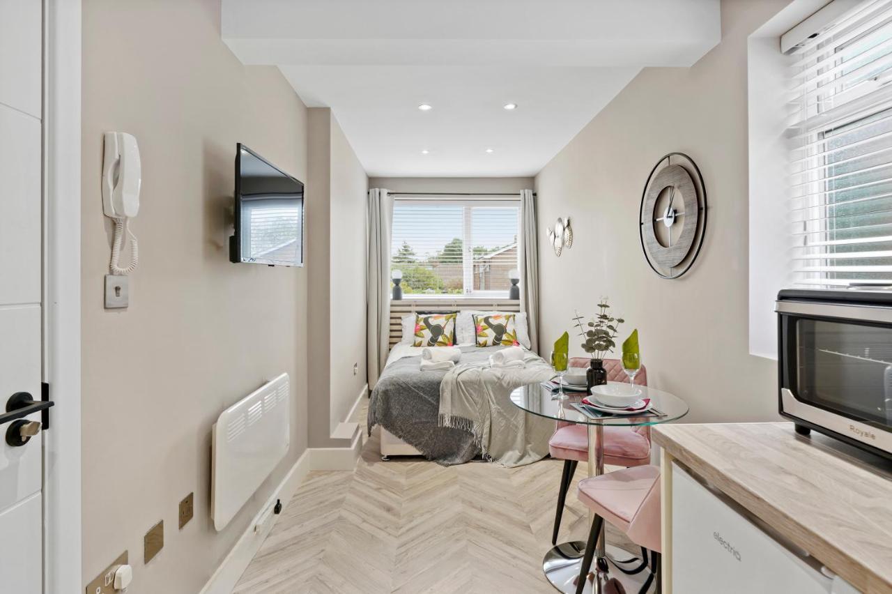 Cosy Heathrow Studios - Parking - Garden ลอนดอน ภายนอก รูปภาพ